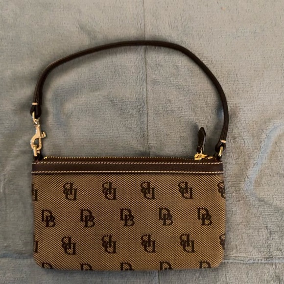 NWOT - Dooney and Bourke small logo canvas wristlet purse - Picture 2 of 4